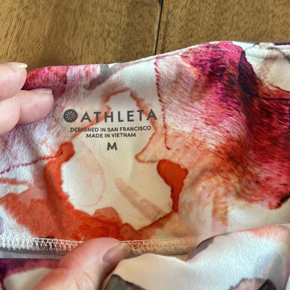 Gorgeous floral Capri workout leggings NWOT - Picture 3 of 3